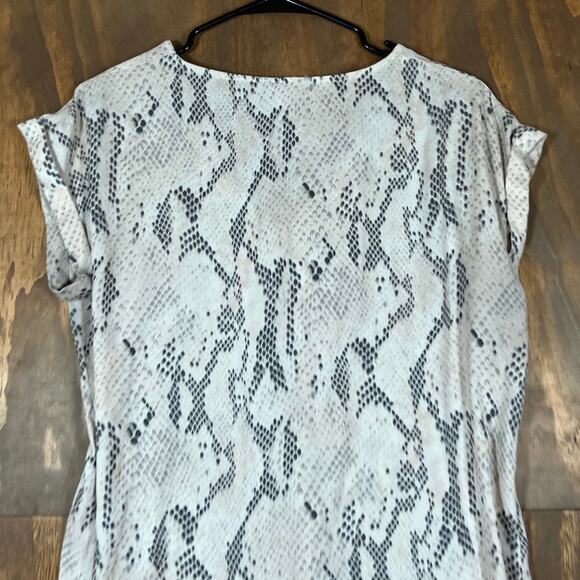Express Womens Blouse Cream Gray Snakeskin V Neck Zip Front Cap Short Sleeve L - Picture 11 of 12
